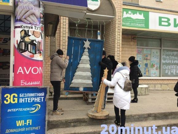 Фото дня: у Кам’янці готуються до новорічно-різдвяних свят на сайті 20minut.ua Фото дня: у Кам’янці готуються до новорічно-різдвяних свят, фото №3 на сайті 20minut.ua