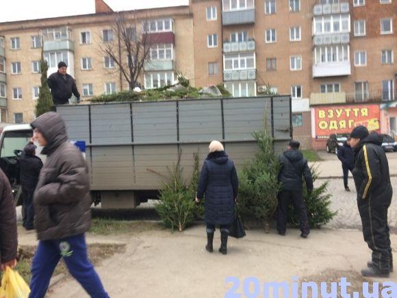 Фото дня: у Кам’янці готуються до новорічно-різдвяних свят на сайті 20minut.ua Фото дня: у Кам’янці готуються до новорічно-різдвяних свят, фото №2 на сайті 20minut.ua
