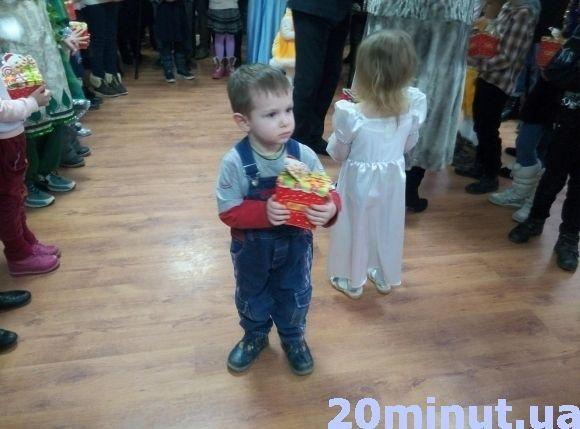 У своїй світлиці кам’янецький Миколай роздавав подарунки дітям, фото №3 на сайті 20minut.ua