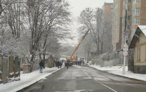 На Коріатовичів «МАЗ» збив електроопору. Як наслідок — величезний затор на Пирогова на сайті 20minut.ua На Коріатовичів «МАЗ» збив електроопору. Як наслідок — величезний затор на Пирогова, фото №4 на сайті 20minut.ua