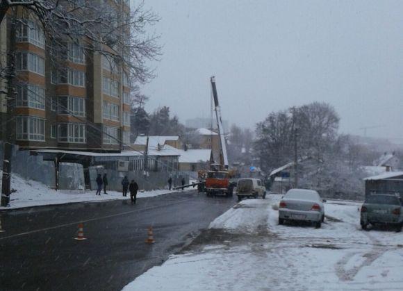 На Коріатовичів «МАЗ» збив електроопору. Як наслідок — величезний затор на Пирогова на сайті 20minut.ua На Коріатовичів «МАЗ» збив електроопору. Як наслідок — величезний затор на Пирогова, фото №3 на сайті 20minut.ua