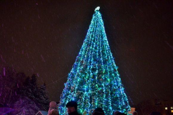 У кого горить яскравіше? Порівнюємо ялинки міст-сусідів на сайті vsim.ua У кого горить яскравіше? Порівнюємо ялинки міст-сусідів, фото №3 на сайті vsim.ua