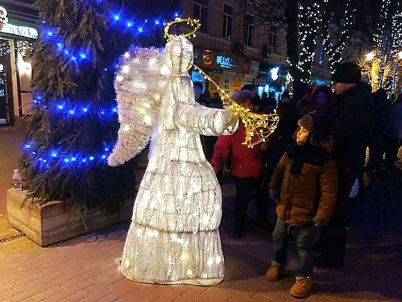 У Хмельницькому під пісні Федишин засвітили головну ялинку міста на сайті vsim.ua У Хмельницькому під пісні Федишин засвітили головну ялинку міста, фото №8 на сайті vsim.ua