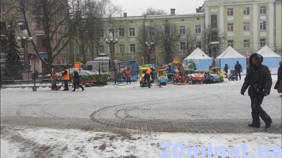 Відео дня: комунальники посилено прибирають від снігу Театралку на сайті 20minut.ua Відео дня: комунальники посилено прибирають від снігу Театралку, фото №1 на сайті 20minut.ua
