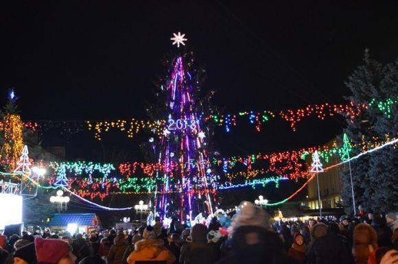 У кого горить яскравіше? Порівнюємо ялинки міст-сусідів на сайті vsim.ua У кого горить яскравіше? Порівнюємо ялинки міст-сусідів, фото №5 на сайті vsim.ua