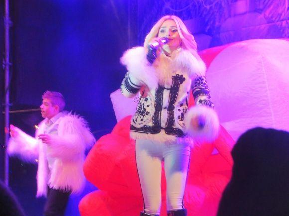 У Хмельницькому під пісні Федишин засвітили головну ялинку міста на сайті vsim.ua У Хмельницькому під пісні Федишин засвітили головну ялинку міста, фото №1 на сайті vsim.ua