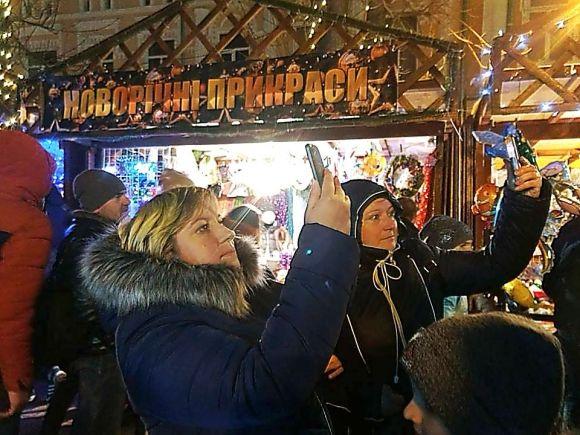 У Хмельницькому під пісні Федишин засвітили головну ялинку міста на сайті vsim.ua У Хмельницькому під пісні Федишин засвітили головну ялинку міста, фото №12 на сайті vsim.ua