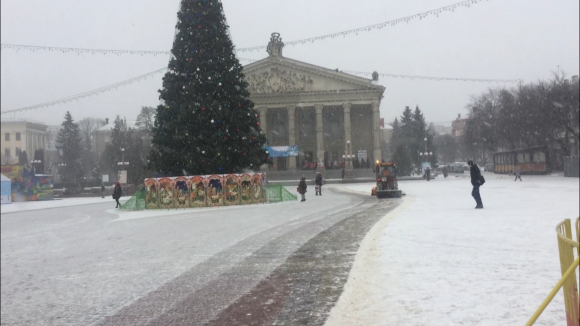 Відео дня: комунальники посилено прибирають від снігу Театралку на сайті 20minut.ua Відео дня: комунальники посилено прибирають від снігу Театралку, фото №2 на сайті 20minut.ua