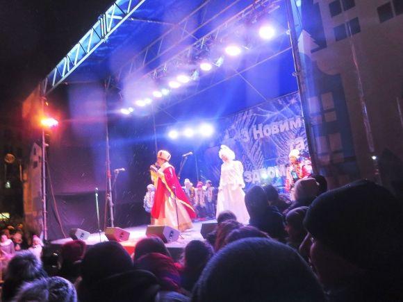 У Хмельницькому під пісні Федишин засвітили головну ялинку міста на сайті vsim.ua У Хмельницькому під пісні Федишин засвітили головну ялинку міста, фото №3 на сайті vsim.ua