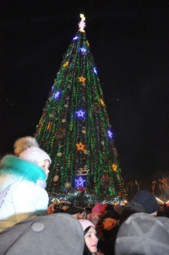 У кого горить яскравіше? Порівнюємо ялинки міст-сусідів на сайті vsim.ua У кого горить яскравіше? Порівнюємо ялинки міст-сусідів, фото №4 на сайті vsim.ua