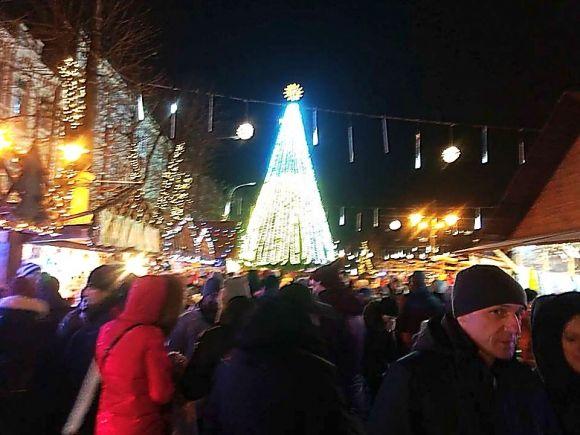 У Хмельницькому під пісні Федишин засвітили головну ялинку міста на сайті vsim.ua У Хмельницькому під пісні Федишин засвітили головну ялинку міста, фото №11 на сайті vsim.ua