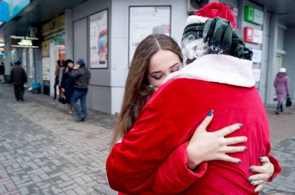 Новини Вінниці - фото з «Я вірю у вас. Якщо ви вірите у мене — обійміть»: соціальний експеримент в обіймах Санта Клауса «Я вірю у вас. Якщо ви вірите у мене — обійміть»: соціальний експеримент в обіймах Санта Клауса, фото №1 на сайті 20minut.ua