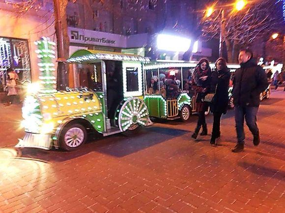 У Хмельницькому під пісні Федишин засвітили головну ялинку міста на сайті vsim.ua У Хмельницькому під пісні Федишин засвітили головну ялинку міста, фото №2 на сайті vsim.ua