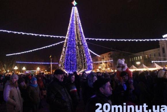 У кого горить яскравіше? Порівнюємо ялинки міст-сусідів на сайті vsim.ua У кого горить яскравіше? Порівнюємо ялинки міст-сусідів, фото №2 на сайті vsim.ua