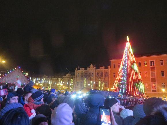 У Хмельницькому під пісні Федишин засвітили головну ялинку міста на сайті vsim.ua У Хмельницькому під пісні Федишин засвітили головну ялинку міста, фото №5 на сайті vsim.ua