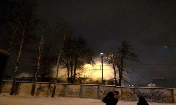 На Хмельницькому шосе на ходу загорівся трамвай. Салон вигорів вщент, фото №2 на сайті 20minut.ua