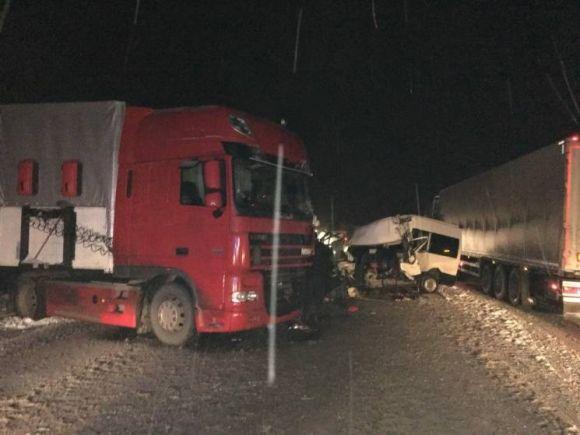 Біля Війтівців бус врізався в фуру. Є постраждалі, фото №1 на сайті vsim.ua