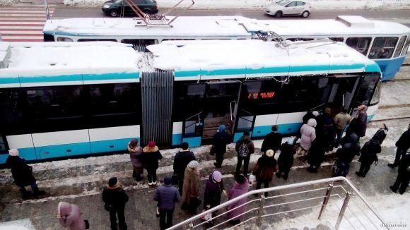 Транспортна компанія: трамваї димляться через сіль, якою посипають дороги і тротуари на сайті 20minut.ua Транспортна компанія: трамваї димляться через сіль, якою посипають дороги і тротуари, фото №1 на сайті 20minut.ua