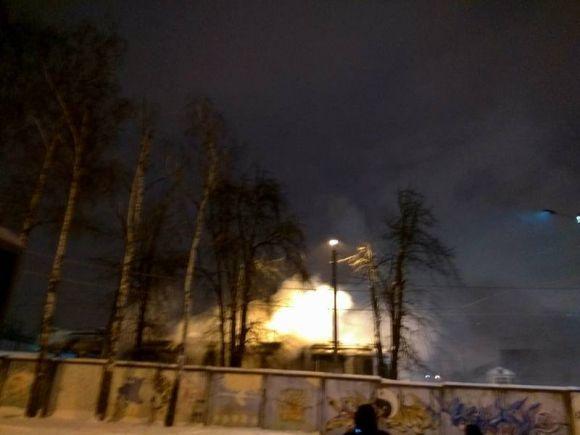 На Хмельницькому шосе на ходу загорівся трамвай. Салон вигорів вщент, фото №1 на сайті 20minut.ua