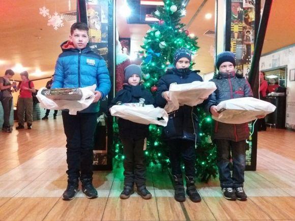 Хмельницька дітвора отримала подарунки за участь у проекті «Подарунок від Св. Миколая» від «ОКЕЙ FM» на сайті vsim.ua Хмельницька дітвора отримала подарунки за участь у проекті «Подарунок від Св. Миколая» від «ОКЕЙ FM», фото №7 на сайті vsim.ua