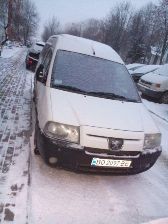 Тернопільські водії залишають автомобілі біля будинків і цим перешкоджають прибиранню снігу, фото №5 на сайті 20minut.ua