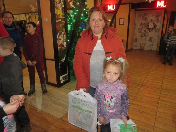 Хмельницька дітвора отримала подарунки за участь у проекті «Подарунок від Св. Миколая» від «ОКЕЙ FM» на сайті vsim.ua Хмельницька дітвора отримала подарунки за участь у проекті «Подарунок від Св. Миколая» від «ОКЕЙ FM», фото №1 на сайті vsim.ua