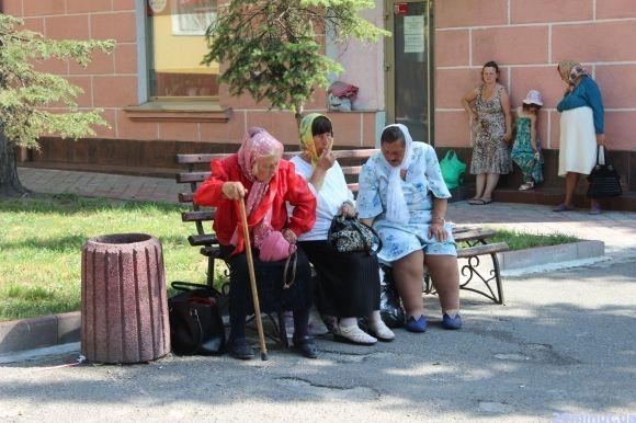 Бабульки-співульки біля рацсу в піст просять милостиню на сайті 20minut.ua Бабульки-співульки біля рацсу в піст просять милостиню, фото №1 на сайті 20minut.ua