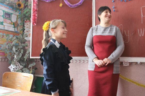 Вчителі вдягли однакові плаття. «Це по-чесному», - кажуть учні на сайті 20minut.ua Вчителі вдягли однакові плаття. «Це по-чесному», - кажуть учні, фото №6 на сайті 20minut.ua