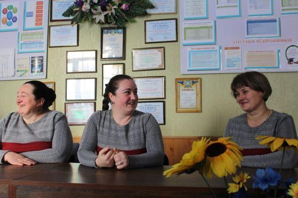 Вчителі вдягли однакові плаття. «Це по-чесному», - кажуть учні на сайті 20minut.ua Вчителі вдягли однакові плаття. «Це по-чесному», - кажуть учні, фото №5 на сайті 20minut.ua