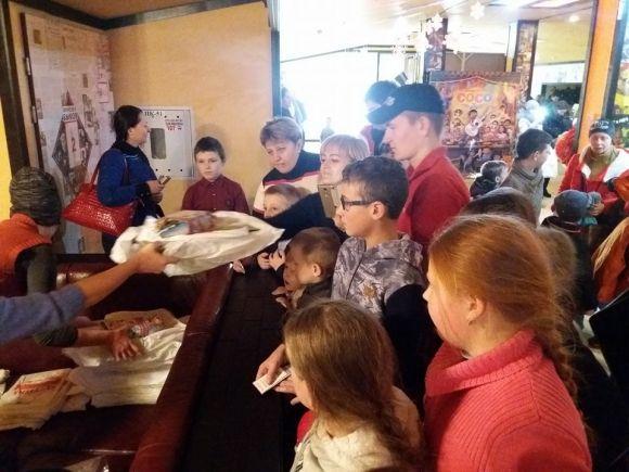 Хмельницька дітвора отримала подарунки за участь у проекті «Подарунок від Св. Миколая» від «ОКЕЙ FM» на сайті vsim.ua Хмельницька дітвора отримала подарунки за участь у проекті «Подарунок від Св. Миколая» від «ОКЕЙ FM», фото №6 на сайті vsim.ua