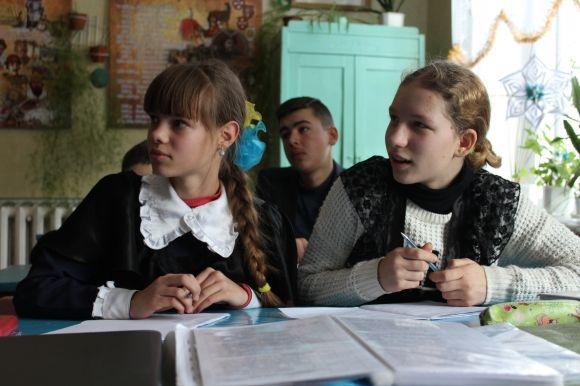 Вчителі вдягли однакові плаття. «Це по-чесному», - кажуть учні на сайті 20minut.ua Вчителі вдягли однакові плаття. «Це по-чесному», - кажуть учні, фото №7 на сайті 20minut.ua