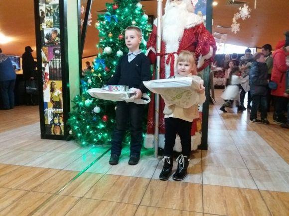 Хмельницька дітвора отримала подарунки за участь у проекті «Подарунок від Св. Миколая» від «ОКЕЙ FM» на сайті vsim.ua Хмельницька дітвора отримала подарунки за участь у проекті «Подарунок від Св. Миколая» від «ОКЕЙ FM», фото №8 на сайті vsim.ua