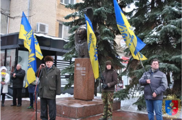 У пам'ять про В’ячеслава Чорновола: хмельничани долучилися до урочистого мітингу, фото №2 на сайті vsim.ua