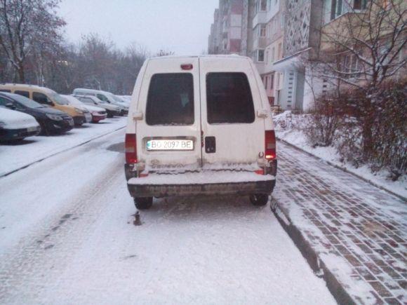 Тернопільські водії залишають автомобілі біля будинків і цим перешкоджають прибиранню снігу, фото №2 на сайті 20minut.ua