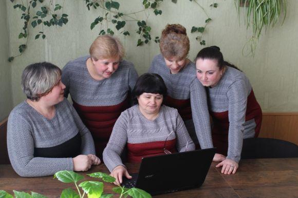 Вчителі вдягли однакові плаття. «Це по-чесному», - кажуть учні на сайті 20minut.ua Вчителі вдягли однакові плаття. «Це по-чесному», - кажуть учні, фото №4 на сайті 20minut.ua