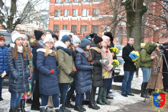 У пам'ять про В’ячеслава Чорновола: хмельничани долучилися до урочистого мітингу, фото №3 на сайті vsim.ua