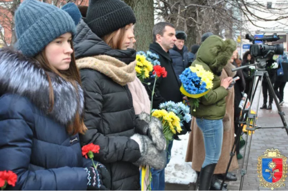 У пам'ять про В’ячеслава Чорновола: хмельничани долучилися до урочистого мітингу, фото №1 на сайті vsim.ua