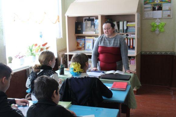 Вчителі вдягли однакові плаття. «Це по-чесному», - кажуть учні на сайті 20minut.ua Вчителі вдягли однакові плаття. «Це по-чесному», - кажуть учні, фото №9 на сайті 20minut.ua