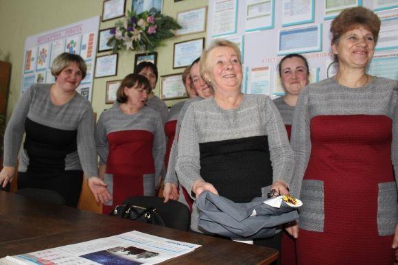 Вчителі вдягли однакові плаття. «Це по-чесному», - кажуть учні на сайті 20minut.ua Вчителі вдягли однакові плаття. «Це по-чесному», - кажуть учні, фото №1 на сайті 20minut.ua