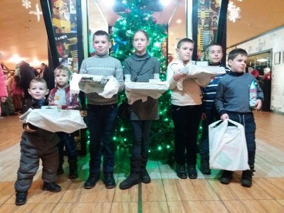 Хмельницька дітвора отримала подарунки за участь у проекті «Подарунок від Св. Миколая» від «ОКЕЙ FM» на сайті vsim.ua Хмельницька дітвора отримала подарунки за участь у проекті «Подарунок від Св. Миколая» від «ОКЕЙ FM», фото №10 на сайті vsim.ua