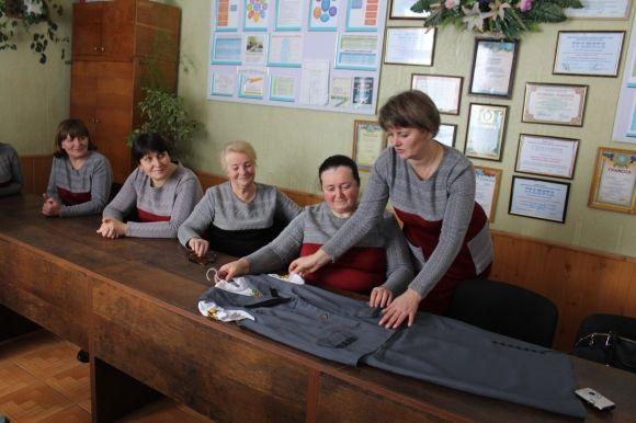 Вчителі вдягли однакові плаття. «Це по-чесному», - кажуть учні на сайті 20minut.ua Вчителі вдягли однакові плаття. «Це по-чесному», - кажуть учні, фото №2 на сайті 20minut.ua