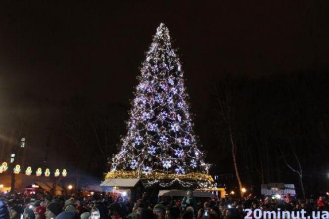 Ялинкова еволюція. Як виглядало головне новорічне вінницьке дерево у різні роки, фото №6 на сайті 20minut.ua
