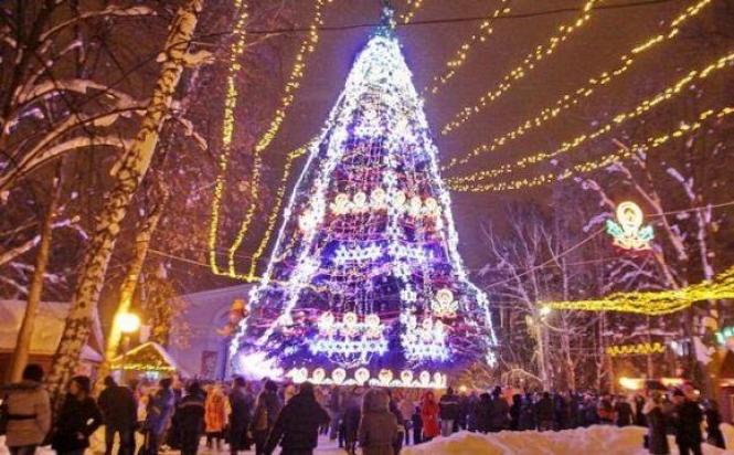 Ялинкова еволюція. Як виглядало головне новорічне вінницьке дерево у різні роки, фото №2 на сайті 20minut.ua