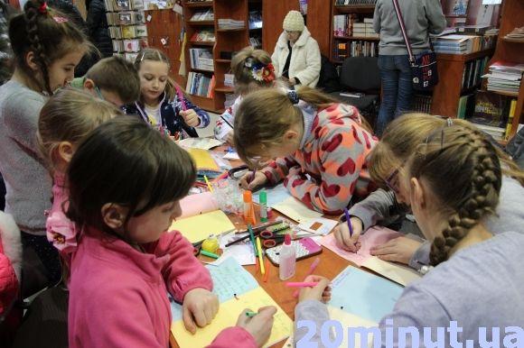 Дітвора на майстер-класі робила книги власними руками, фото №2 на сайті 20minut.ua