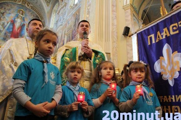 Вифлеємський вогонь тернопільські пластуни передали Катедрі на сайті 20minut.ua Вифлеємський вогонь тернопільські пластуни передали Катедрі, фото №2 на сайті 20minut.ua