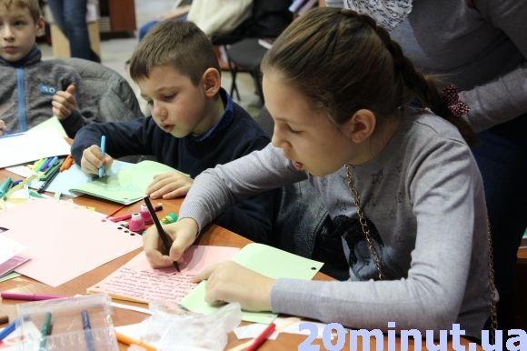 Дітвора на майстер-класі робила книги власними руками, фото №3 на сайті 20minut.ua