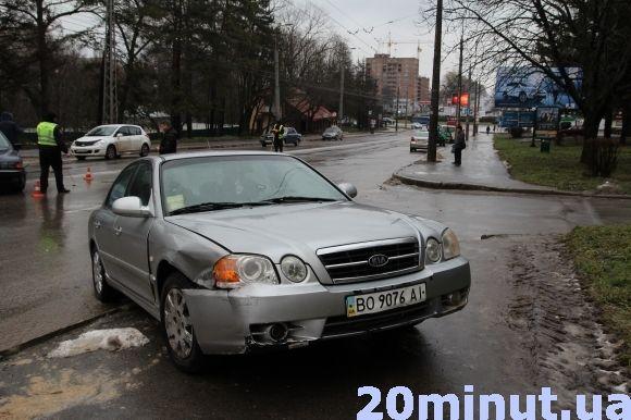 На Бандери аварія: друга іномарка вилетіла на тротуар (ОНОВЛЕНО), фото №2 на сайті 20minut.ua
