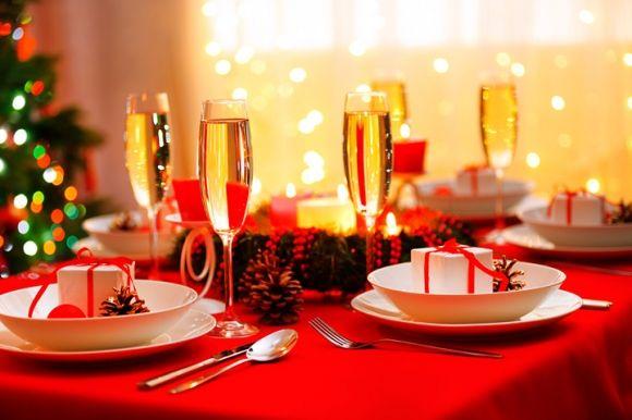 Менше екзотики, більше кольору: астрологи порадили, як накрити новорічний стіл, щоб рік вдався, фото №2 на сайті vsim.ua