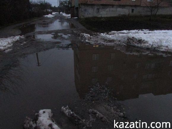 Свято в душі і на клендарі, а на асфальті — біда. Дивись під ноги!, фото №12 на сайті 20minut.ua