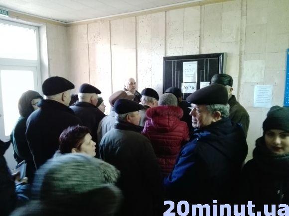 Фото дня:  люди вистоюють черги за картою тернополянина, фото №1 на сайті 20minut.ua